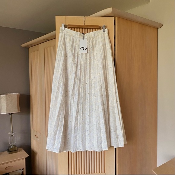 Zara pleated eyelet embroidery maxi skirt white - Picture 6 of 8